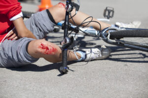 a bicyclist suffering serious knee injuries after a bike accident